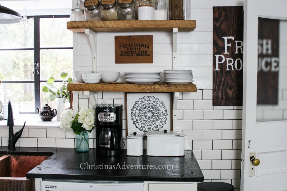 Farmhouse decor in the kitchen for spring and summer - Christina