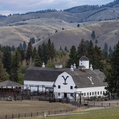 Western Style of the Dutton Ranch from Yellowstone: A Rustic Fusion of Rugged Beauty and Modern Comfort